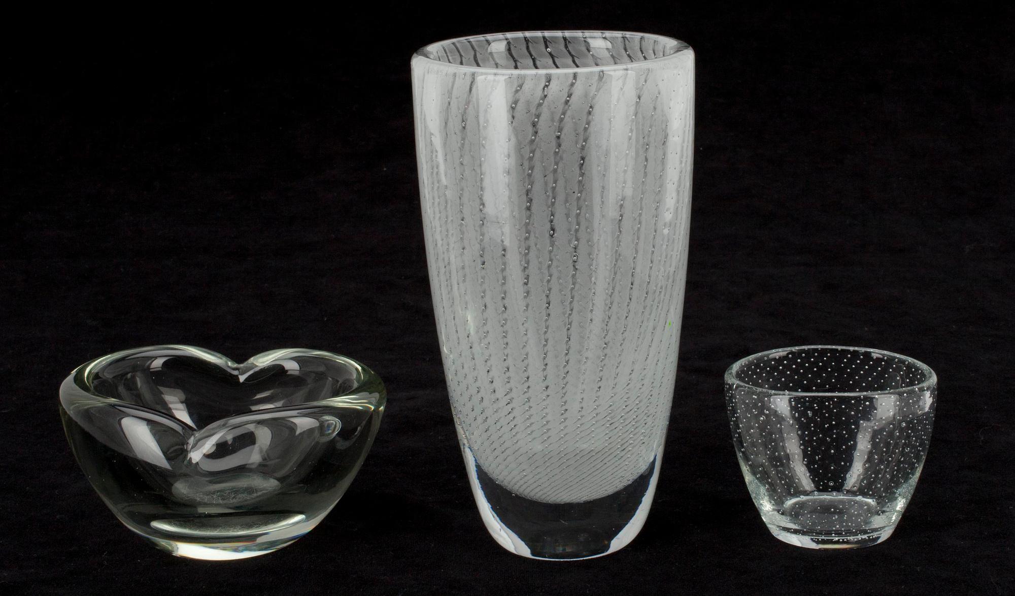 KONSTGLAS, 3 st, Kaj Franck 2 st signerade, Notsjö -52 och -54 samt Gunnel Nyman, ej signerad.