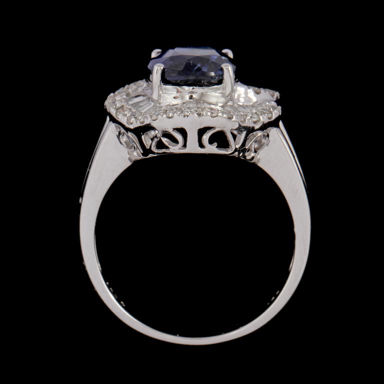 RING, 18k vitguld med ovalslipad kyanit 3.06 ct samt briljant och baguettslipade diamanter, 0.82 ct. Vikt 5 g.