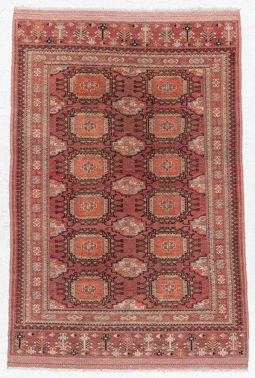 An oriental rug, a. 189 x 119 cm.