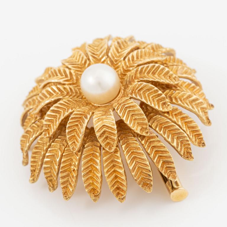 Brooch 18K gold with a cultured pearl.