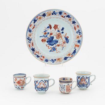 A group of four Chinese imari cups and a dish, Qing dynsty, Qianlong (1736-95).