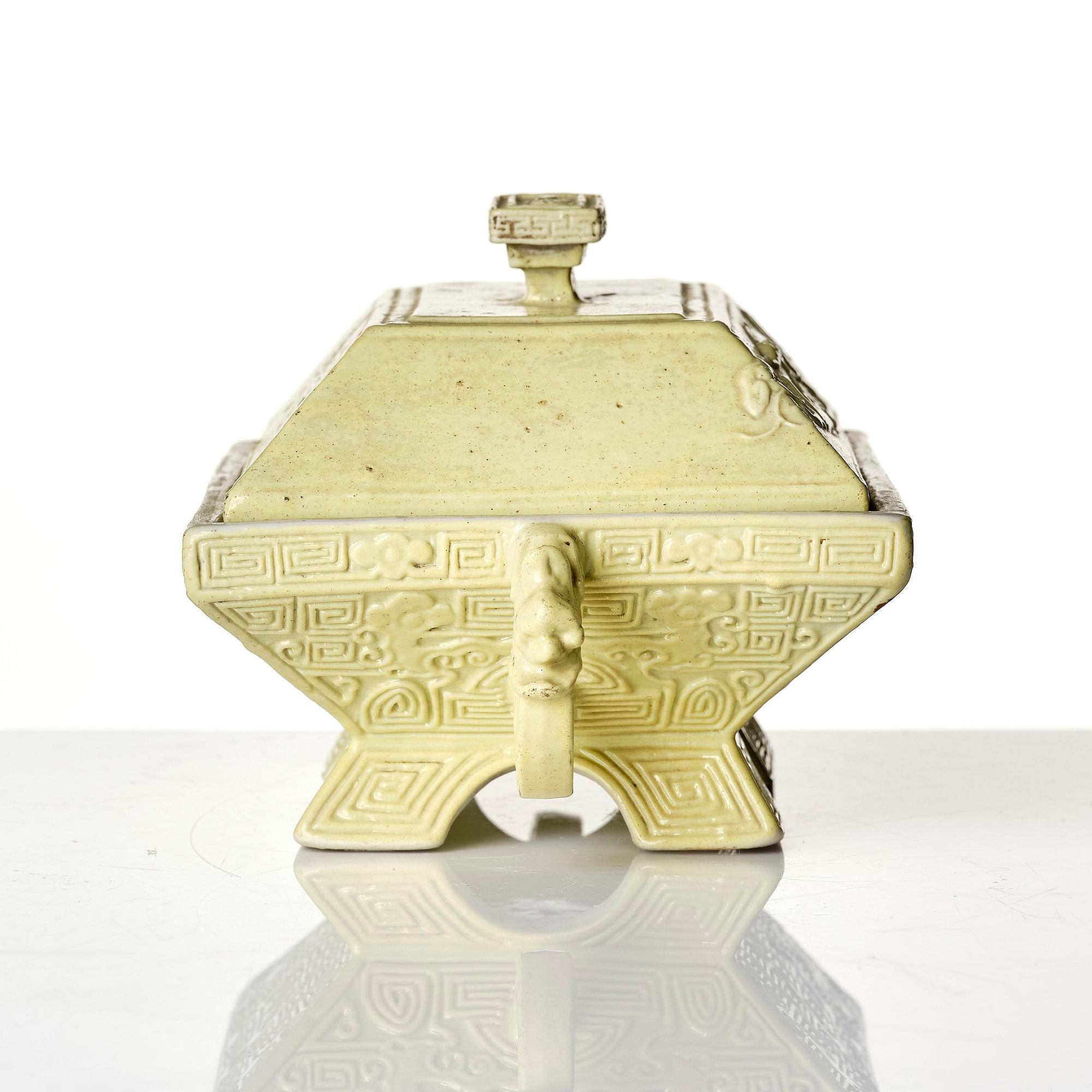 An archaistic porcelain vessel with cover, Qing dynasty with Guangxu six character mark and of the period (1875-1908).