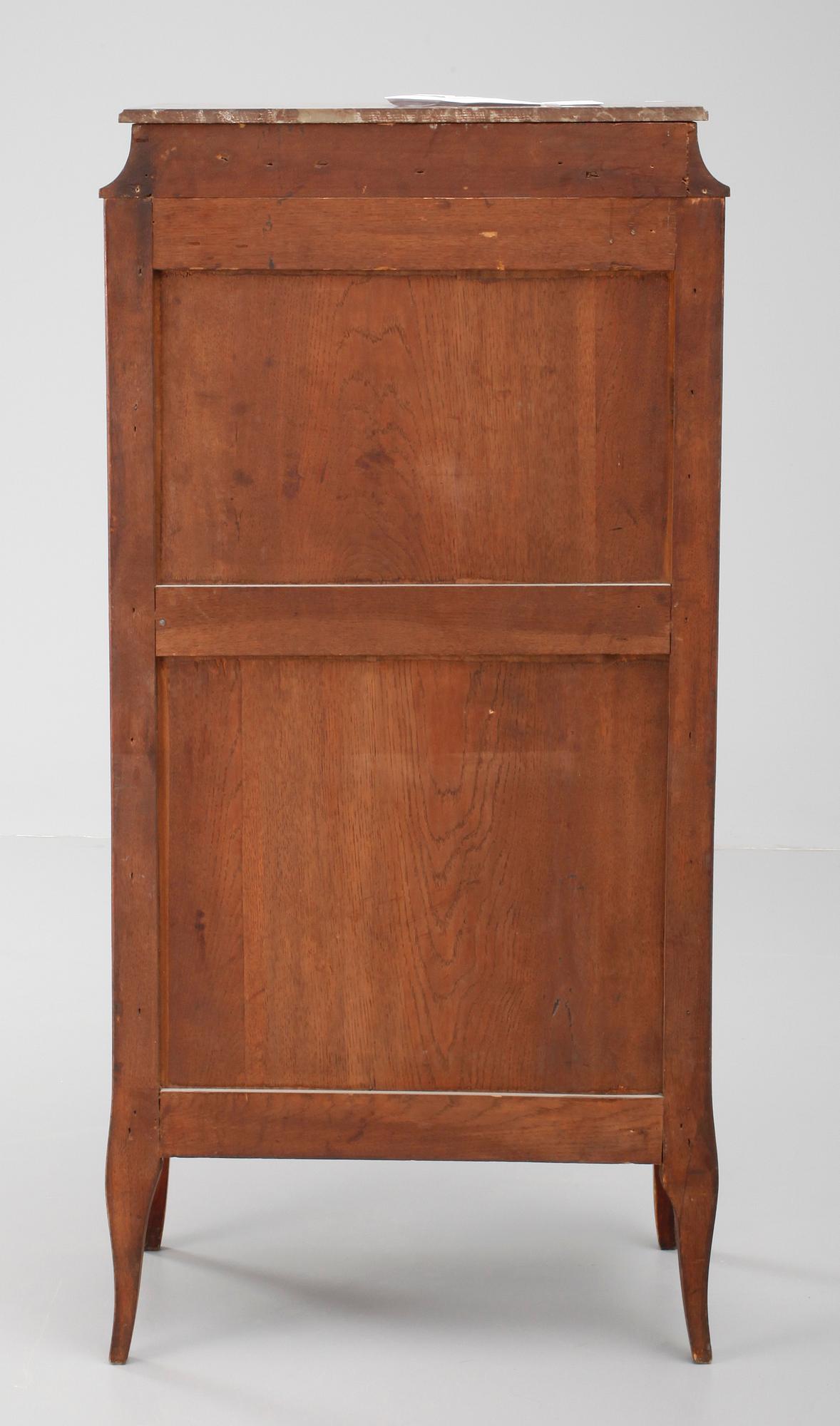 SKÅP. Gustaviansk stil, 1900-tal.