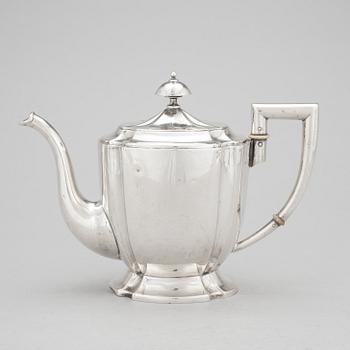 TEKANNA, silver. Karl Andersson, Stockholm, möjligen 1917. Vikt ca 549 gram.