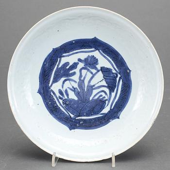 306. A blue and white dish, Ming dynasty Wanli (1573-1619).