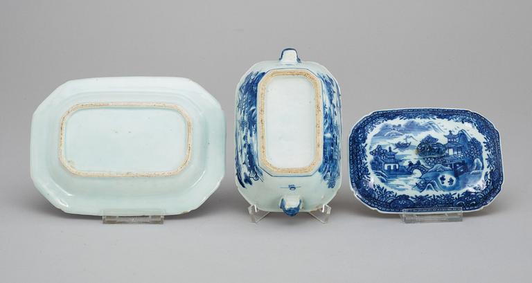 Two blue and white butter tureens with cover and stand. Qing dynasty, Qianlong (1736-95). (2).
