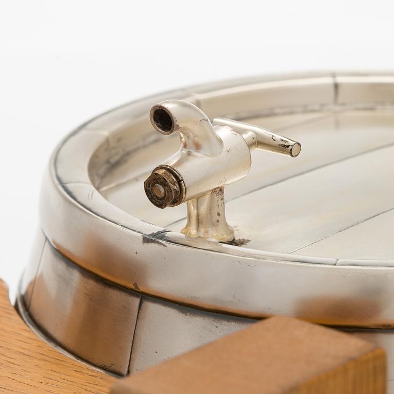 Tynnyri, hopeaa puujalustalla, Auran Kultaseppä, Turku 1969.