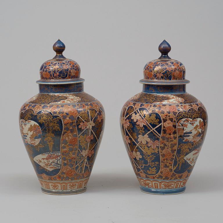 A pair of Japanese imari jars with covers, Edo Period (1603-1868).