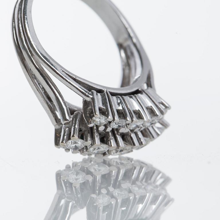 RING, 14K vitguld med briljantslipade diamanter ca 0.85 ct.