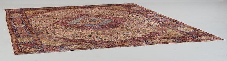 CARPET. Semi-antique Silk Kashan. 428 x 315,5 cm.