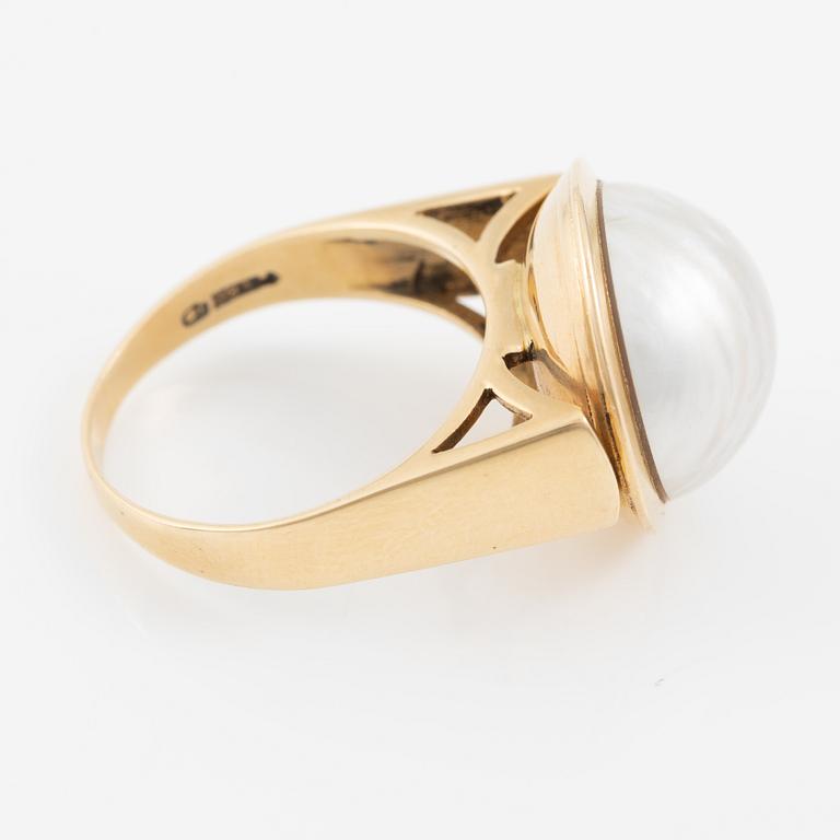 Ring 18K gold with mabé pearl.