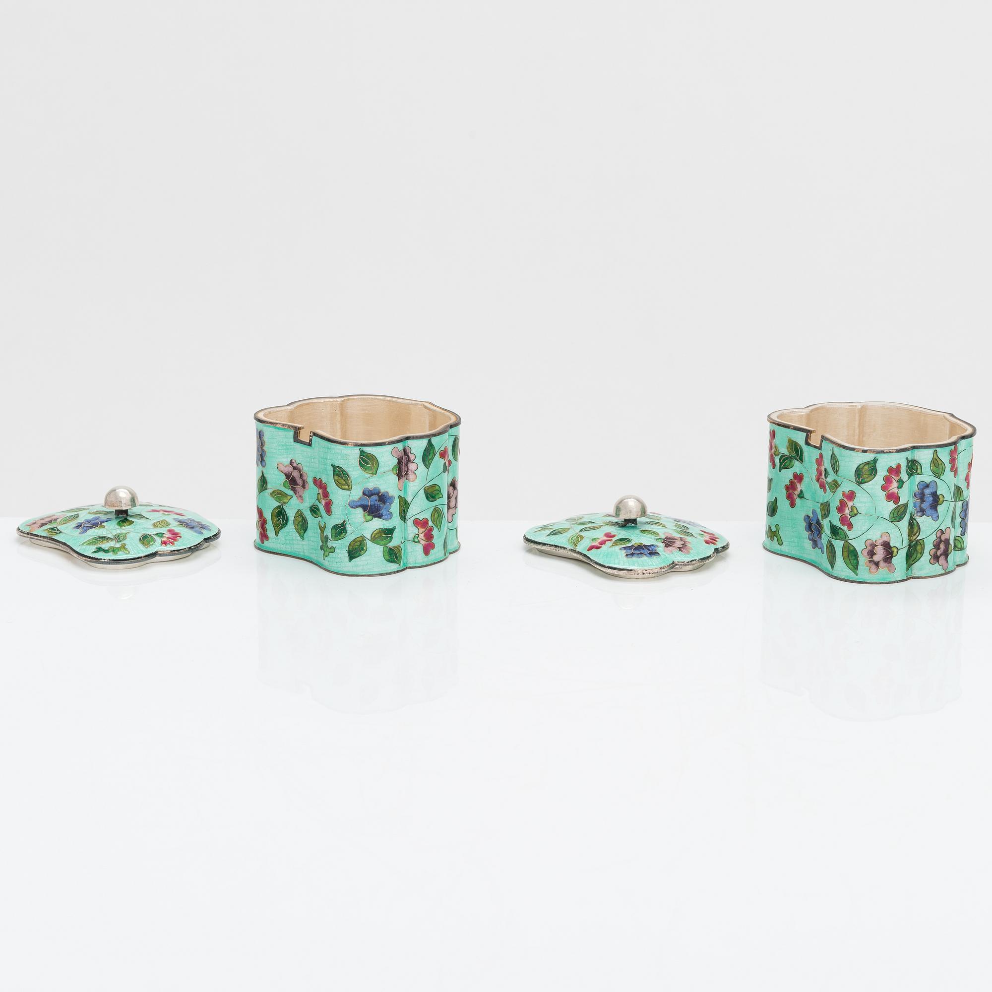 Kryddset på bricka, silver och emalj, Korea 1900-talets senare hälft.