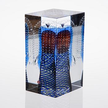 OIVA TOIKKA, GLASS CUBE. Signed Oiva Toikka, Nuutajärvi 113/200, Kun uni ja varjo 2009.