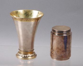 BÄGARE samt BURK MED LOCK, silver, GAB, Stockholm, 1948 resp MGAB, Uppsala, 1968.