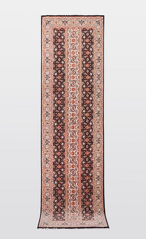 A runner, Täbris, part silk, ca 297 x 81 cm.