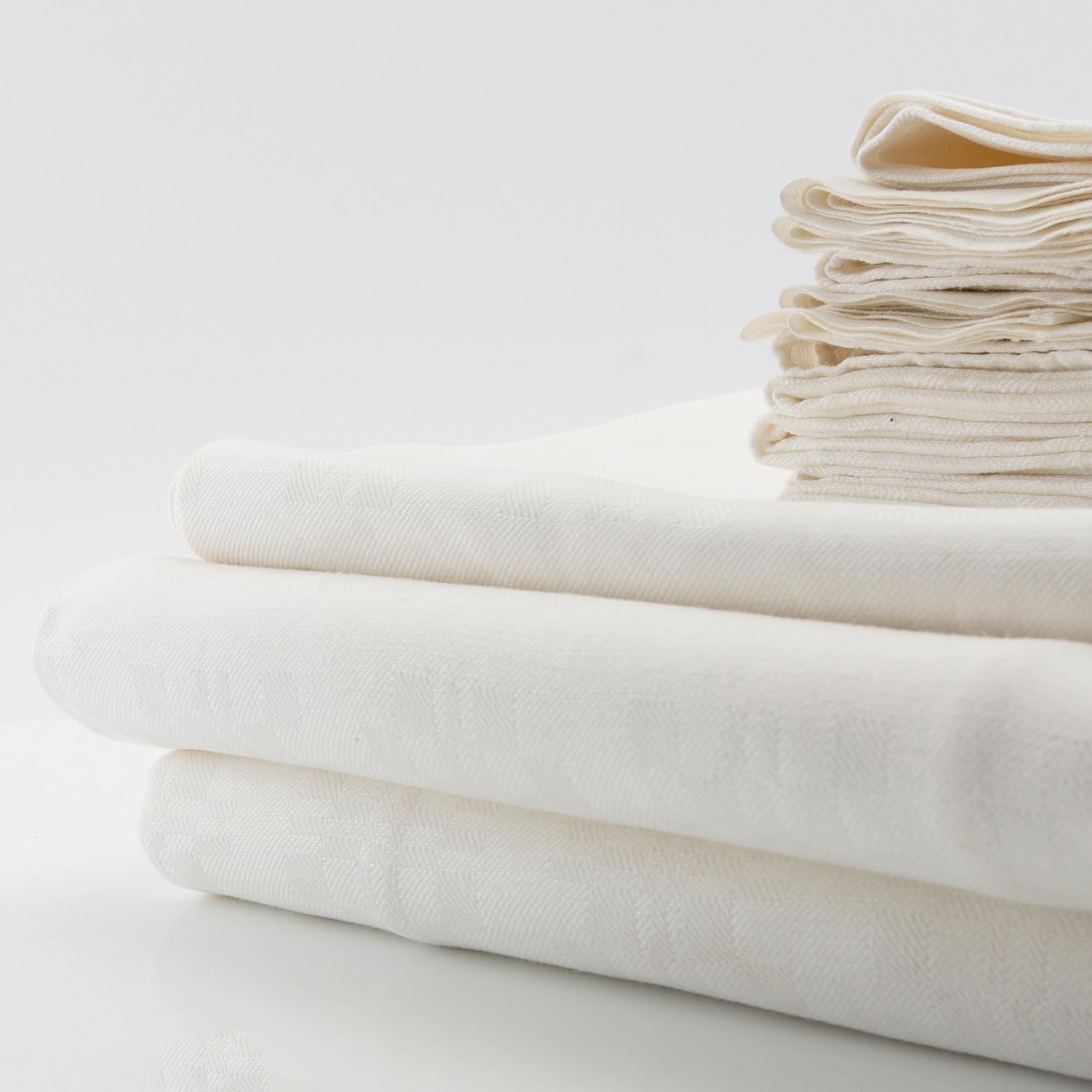 Tablecloths, 3 pcs, and napkins, 12 pcs, damask, first half/mid 20th century.