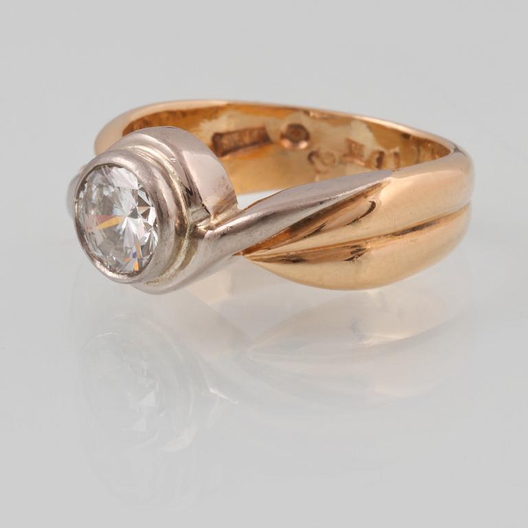 RING, 18K guld och vitguld med briljantslipad diamant 0.97 ct, Sven Wrange, Göteborg. Vikt 8,5 gram.