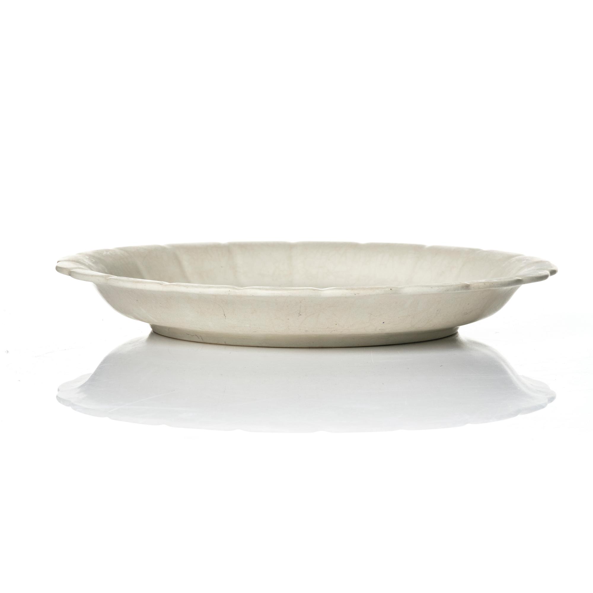 Wilhelm Kåge, 15 pieces of "Carrara" and "Gold Carrara" stoneware dishes, Gustavsberg, Sweden, 1930s/40s.