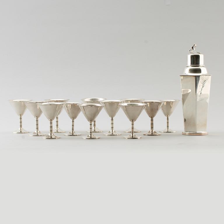 SHAKER OCH COCKTAILGLAS, 13 delar, nysilver, bl a Tesi, 1900-talets mitt.