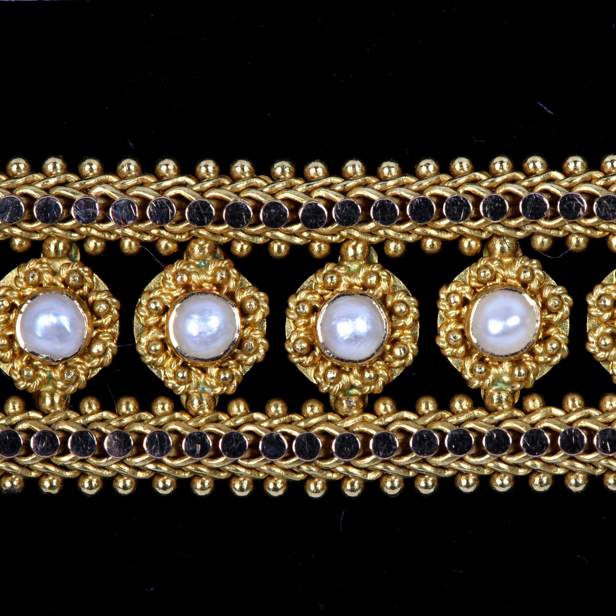 ARMBAND, 18k guld med pärlor. Vikt 31,3g.