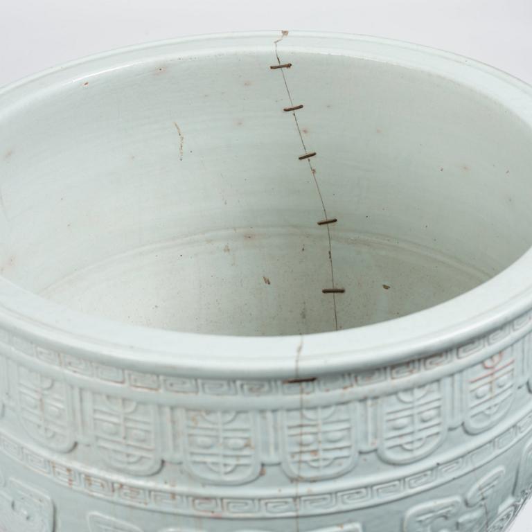 A massive blanc de chine basin, Qing dynasty, 18th Century. With a 滄亭清玩 'cang ting qing wan' mark.