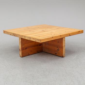 A late 20th Century coffee table.