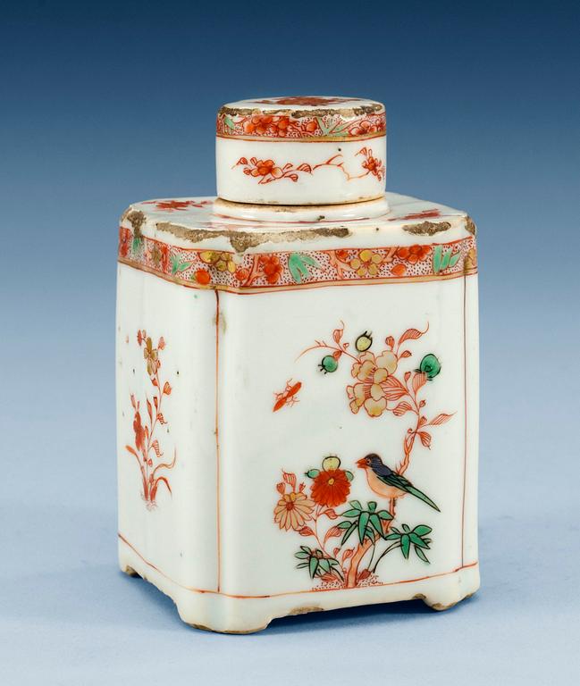 A famille verte tea caddy with cover, Qing dynasty, Kangxi (1662-1722).