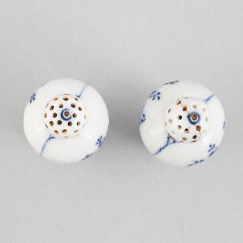 A pair of 'Blue Fluted' / 'Musselmalet rifflet' Salt- and pepper shakers, Royal Copenhagen, model 439, 19th century.