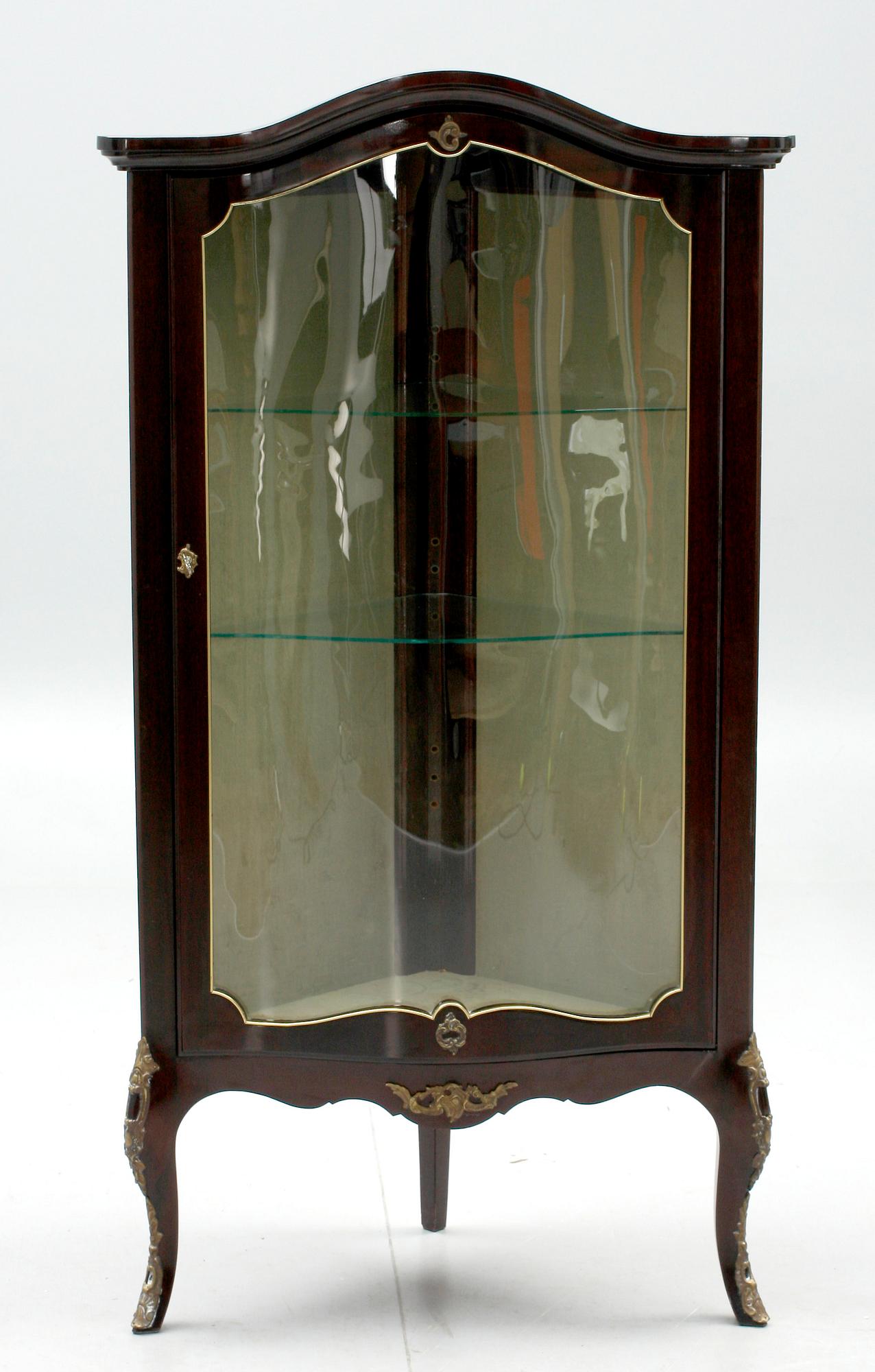 VITRINSKÅP, rokokostil. 1900-talets slut.