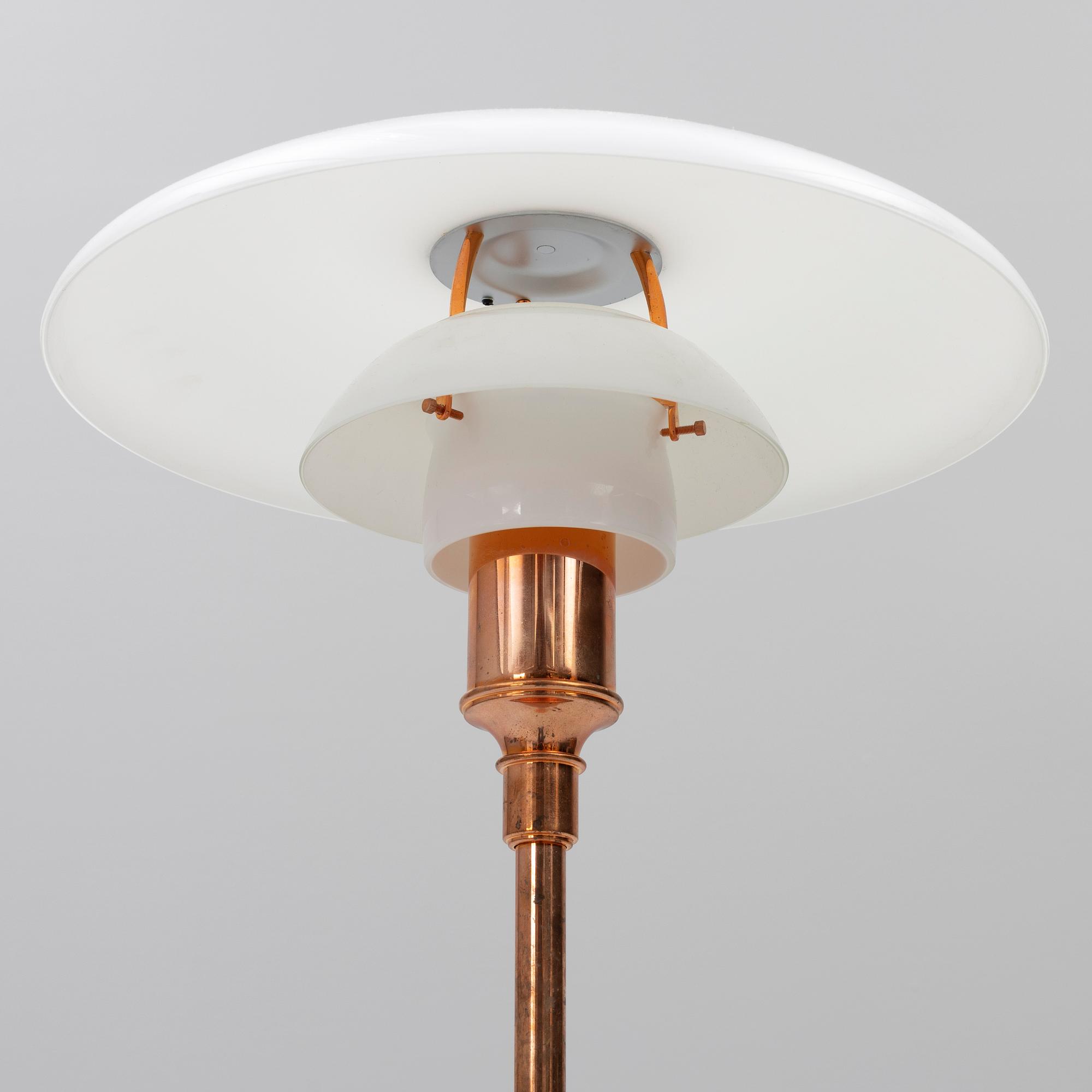 Poul Henningsen, golvlampa, "PH3½-2½.", Louis Poulsen, Danmark, 2000-tal.