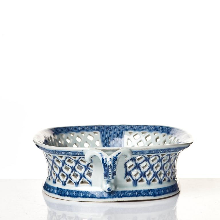 A large blue and white chesnut basket, Qing dynasty, Qianlong (1736-95).