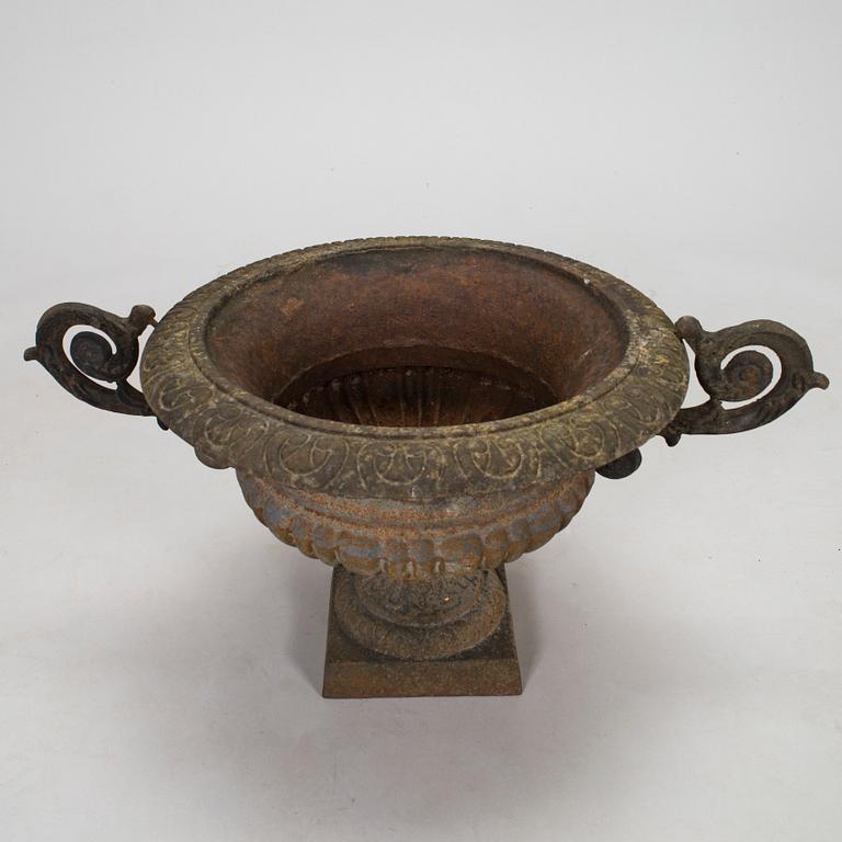 Two garden urns in cast iron, 19th/20th century.