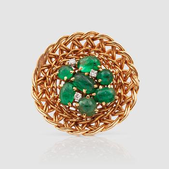 1196. BROSCH, 18k guld med cabochonslipade smaragder och åttkantsslipade diamanter. Tillverkad av W.A Bolin. Vikt ca14g.