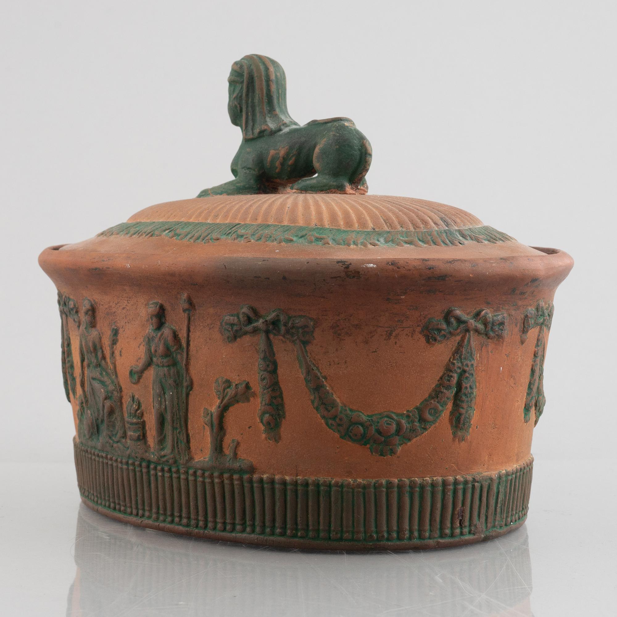 A late Gustavian earthenware tureen, circa 1800.