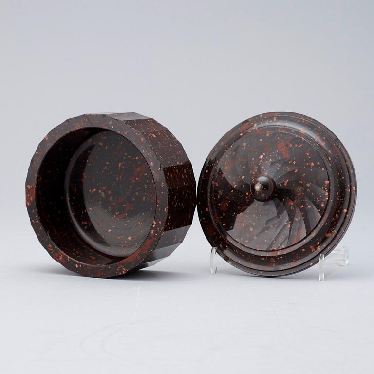 SMÖRASK MED LOCK. Älvdalen, 1800-talets början. Empire.