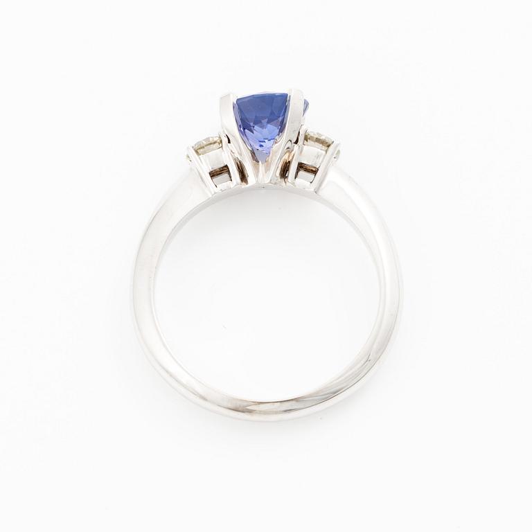 Ring 18K white gold with tanzanite and brilliant-cut diamonds.