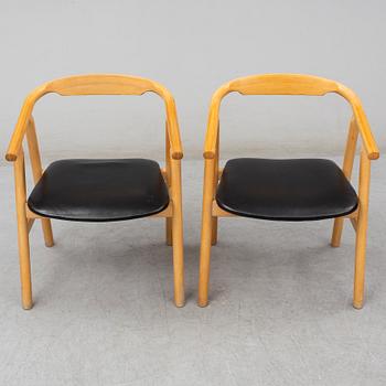 A set of two HANS J. WEGNER "U-chairs".