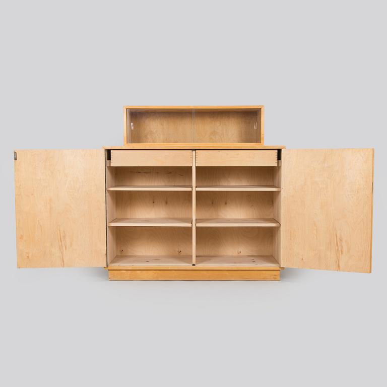 Aino Aalto, kaappi, malli 808 ja vitriini, malli 214 O.Y. Huonekalu- ja Rakennustyötehdas A.B. 1950-luvun alku.