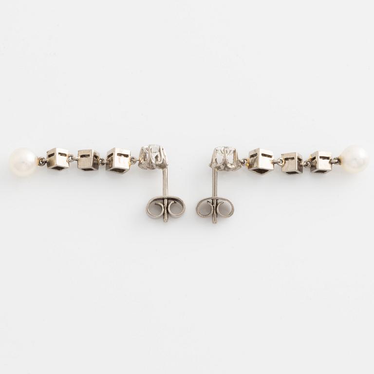 Ett par örhängen 18K guld med odlade pärlor samt runda- och åttkantslipade diamanter.