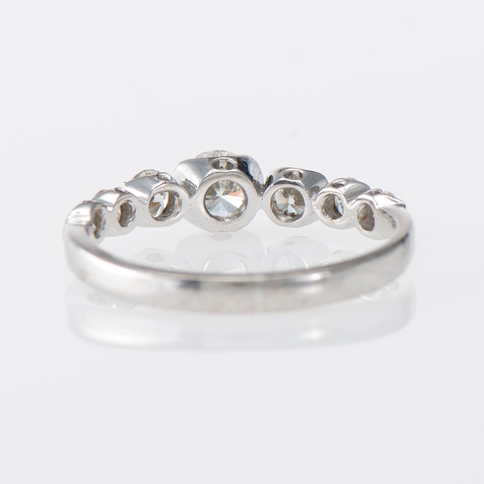 RING, 18K vitguld, briljantslipade diamanter. Manu-Koru, Helsingfors. Vikt ca 2,4 g.