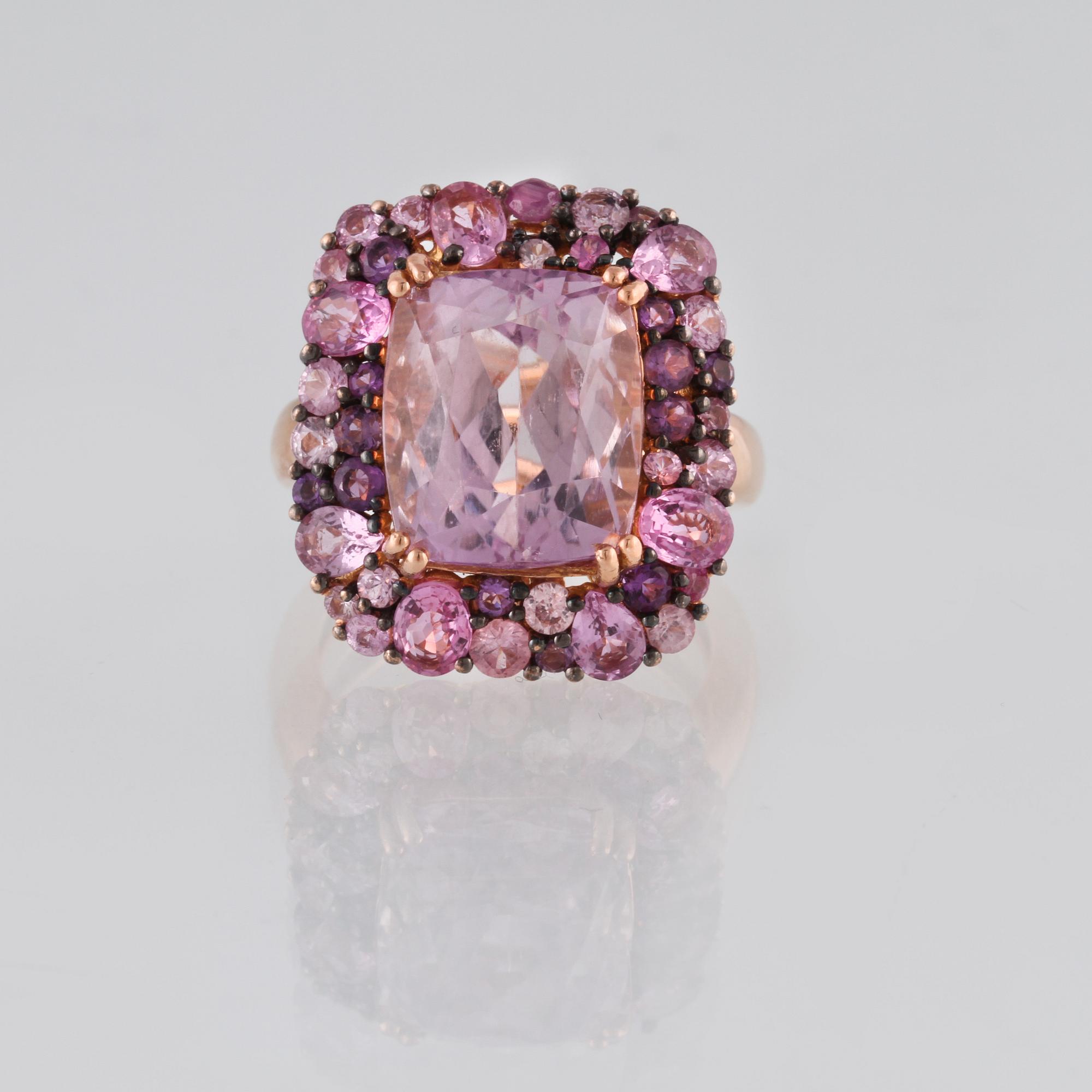 RING, 18K guld med fasettsliapde rosa safirer ca 2.14 ct, ameister ca 0.36 ct samt kunziter ca 9.24. Vikt 8,1 gram.