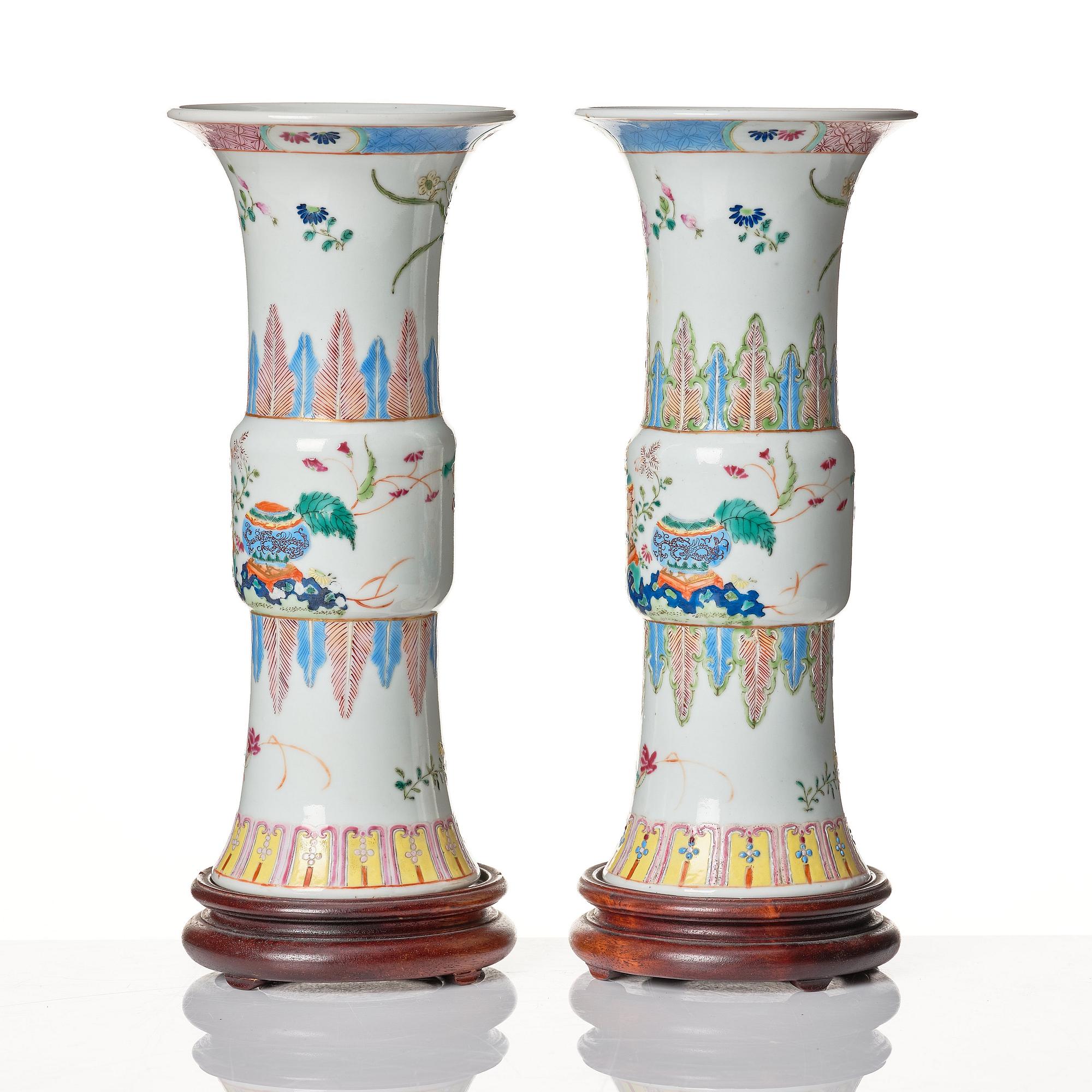 Trumpetvaser, ett par, porslin. Qing dynastin, 1800-tal.
