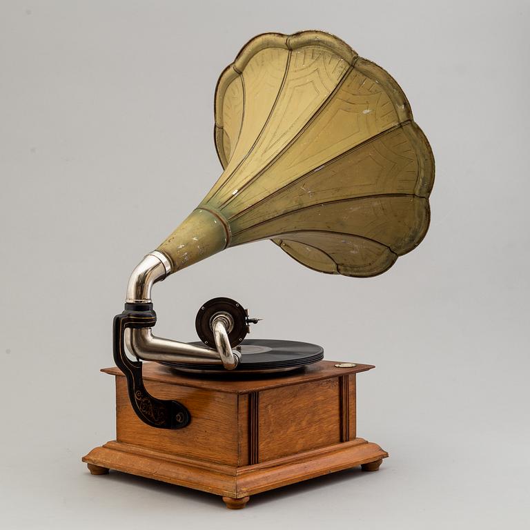 A circa 1900 grammophone.