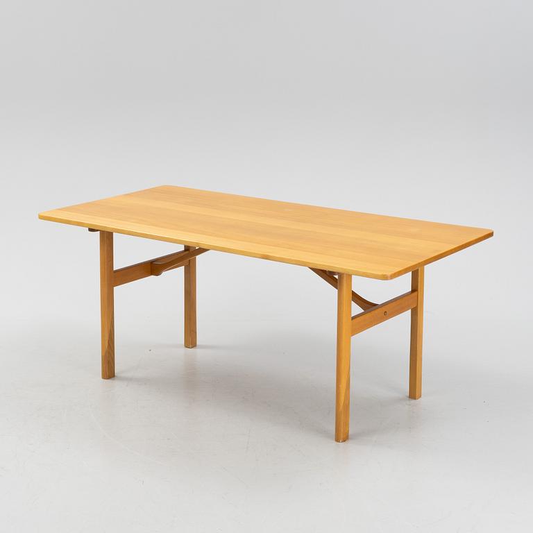 Børge Mogensen, a model 6284 oak dining table, Fredericia Stolefabrik, Denmark.