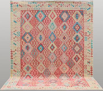 Kilim, ca 335 x 261 cm.