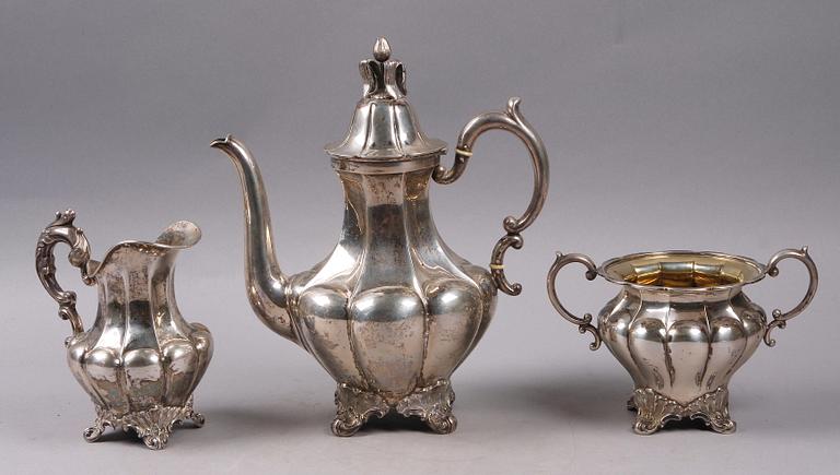 KAFFESERVISDELAR, 3 st, silver. C G Hallberg, Stockholm 1907 och Gustav Möllenborg 1854.