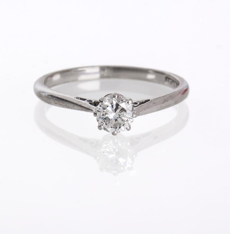 RING, platina samt 18K vitguld med briljantslipad diamant ca 0.50 ct.