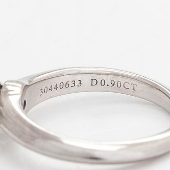 Tiffany & Co, sormus, platinaa, briljanttihiottu timantti noin 0.90 ct kaiverruksen mukaan.