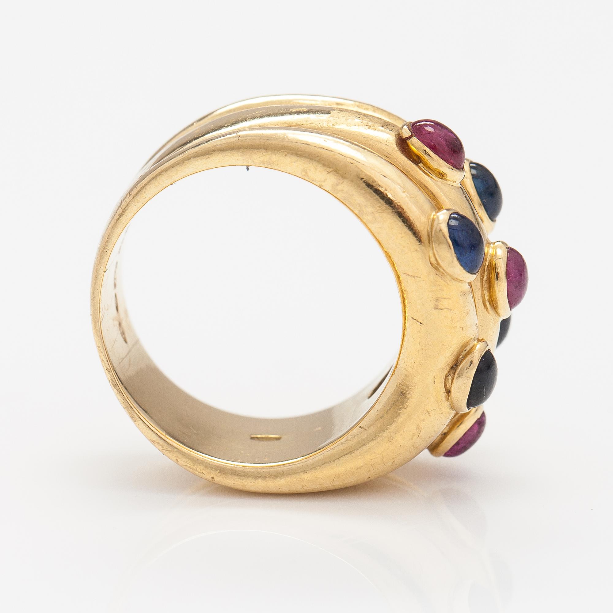 An 18K gold ring with rubies and sapphires. Import marked Torbjörn Tillander, Helsinki 1991.