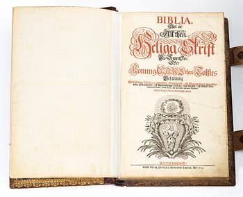 Karl XII:s stora kyrkobibel, 1702-3, med Peringskiölds bibliska historia, 1713.